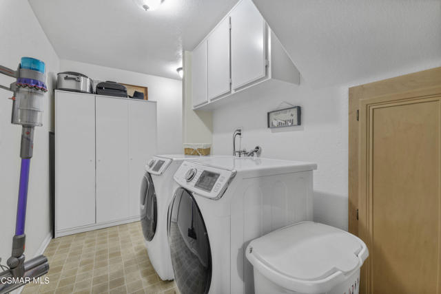 5200 Premiere Hills Circle, Woodland Hills CA: https://media.crmls.org/mediaz/c536f38a-c411-4038-a06d-e8bd055c0c67.jpg