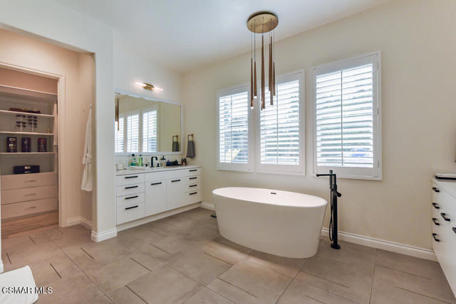 6981 Shadow Wood Drive, Moorpark CA: https://media.crmls.org/mediaz/c5375207-f331-4be9-9a35-8dd8e70c037d.jpg