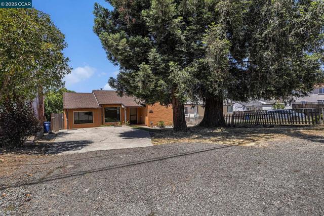 18367 Apricot Way, Castro Valley CA: https://media.crmls.org/mediaz/c5396175-1b93-4201-81cc-18b82a5e5dec.jpg