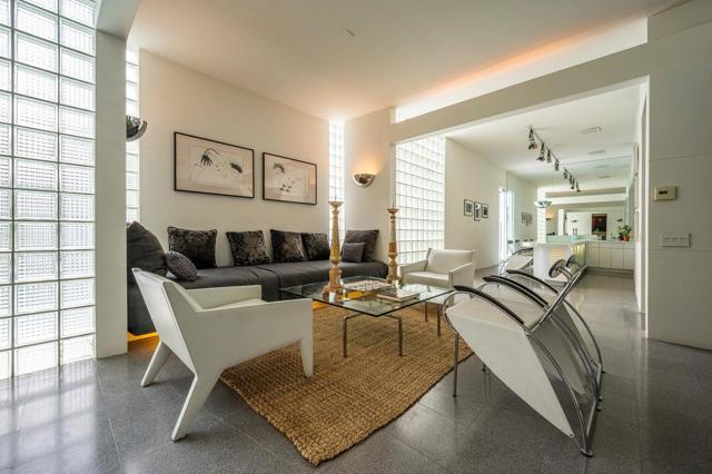 520 W ViA Lola, Palm Springs CA: https://media.crmls.org/mediaz/c539def5-9b67-458f-94a8-a5a0478cd469.jpg