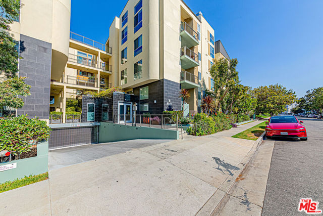 600 S Ridgeley Drive, Los Angeles CA: https://media.crmls.org/mediaz/c53a1afb-6b56-421f-9162-bd9f6fa9e859.jpg
