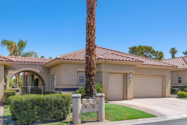 99 Kavenish Drive, Rancho Mirage CA: https://media.crmls.org/mediaz/c53cc231-998f-4646-a8f0-52d40197f7cf.jpg
