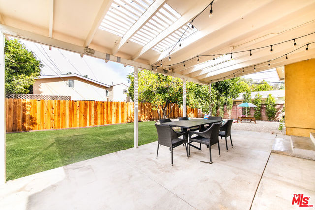 22021 De La Osa Street, Woodland Hills CA: https://media.crmls.org/mediaz/c53e23cf-785e-4102-90aa-4a2a07a6e15f.jpg