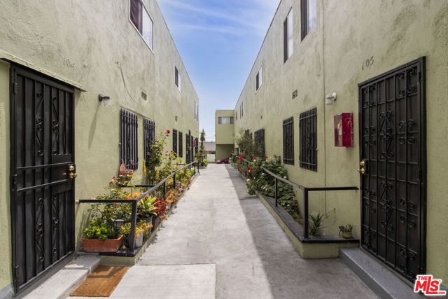 11204 S Broadway, Los Angeles CA: https://media.crmls.org/mediaz/c53f1887-7951-4320-a8a2-728ff8c04396.jpg