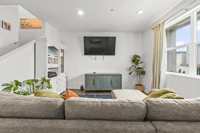 Detail Gallery Image 6 of 28 For 936 Cooper Pl, San Diego,  CA 92102 - 3 Beds | 2/1 Baths