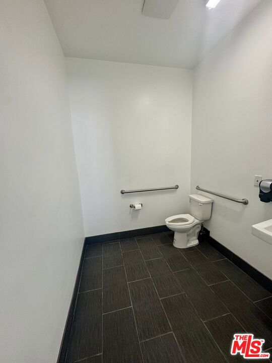 2911 W Florence Avenue, Los Angeles CA: https://media.crmls.org/mediaz/c53fd25c-263e-4517-82e3-e330fb3a6514.jpg