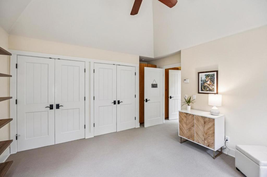 https://media.crmls.org/mediaz/c540478d-893c-43b4-824f-a82fd2e7b125.jpg?preset=X-Large
