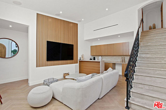 9451 Sunset Boulevard, Beverly Hills CA: https://media.crmls.org/mediaz/c5418016-caa2-489e-9fee-09807a860e88.jpg