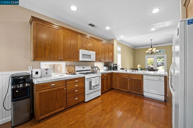 Image 15 of 60 For 915 Oak View Drive