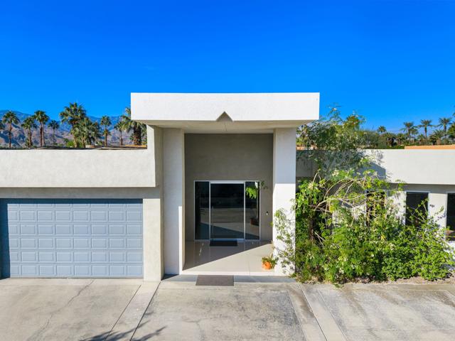 14 Stephen Terrace, Rancho Mirage CA: https://media.crmls.org/mediaz/c54350b5-0f49-4b12-9613-54bffd1855ab.jpg