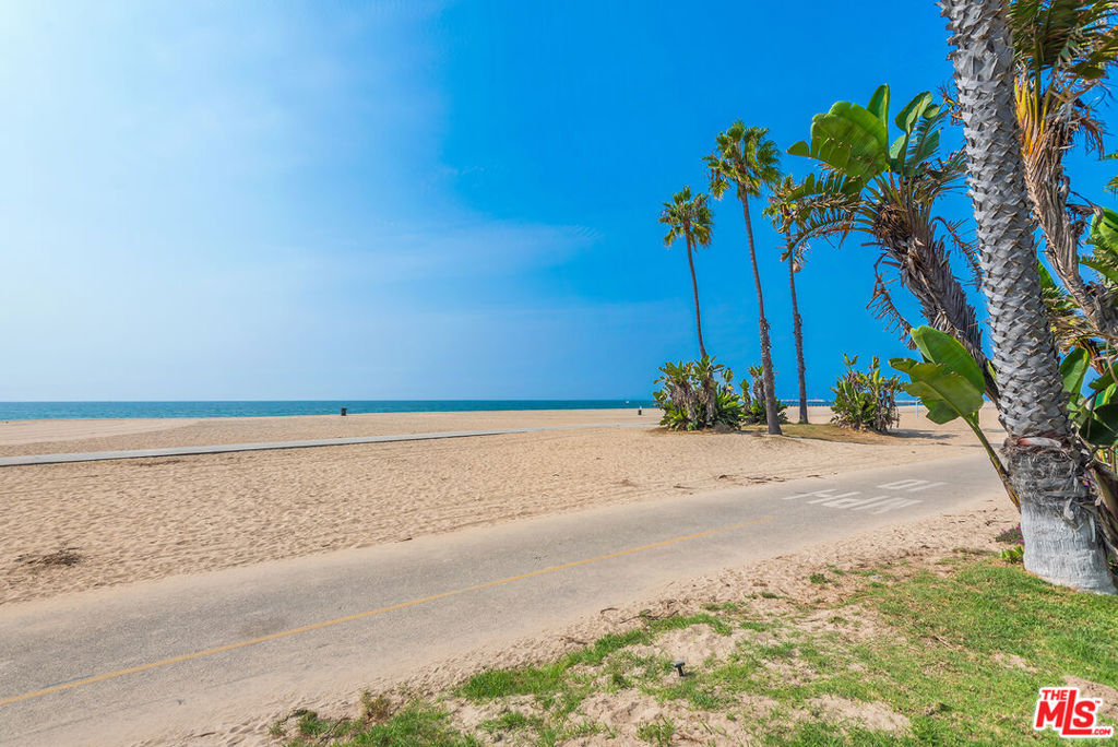https://media.crmls.org/mediaz/c5435ae4-ff9b-4dc8-83a2-f0dacd0dbc7a.jpg?preset=X-Large