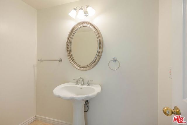 1200 El Hito Circle, Pacific Palisades CA: https://media.crmls.org/mediaz/c543dad9-8611-404b-83ce-b913396591d7.jpg