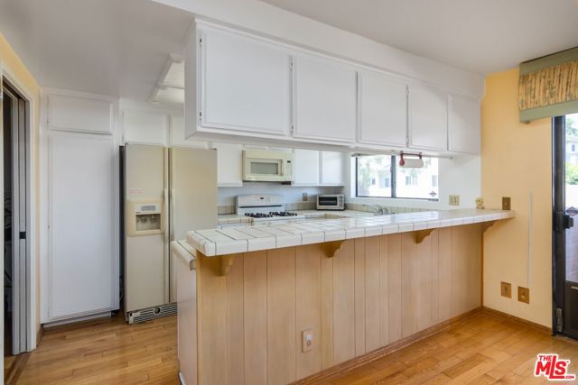 14311 Hartsook Street, Sherman Oaks CA: https://media.crmls.org/mediaz/c54421ec-c68d-4ff9-8e1d-08a000e628a2.jpg