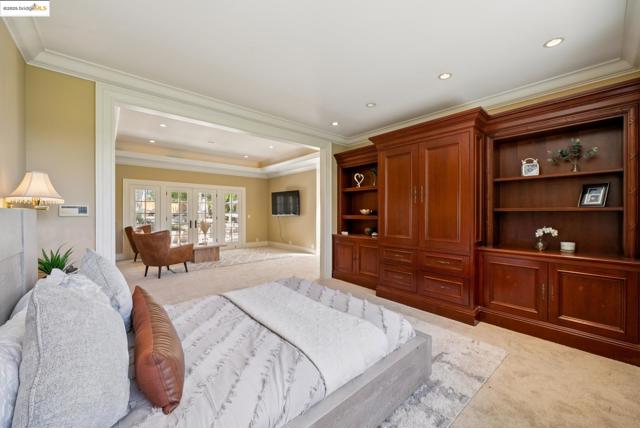 9 Burton Vista Ct, Lafayette CA: https://media.crmls.org/mediaz/c5442764-8316-47a4-aa2e-13467707ec01.jpg
