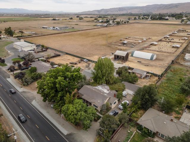790 Shore Road, Hollister CA: https://media.crmls.org/mediaz/c54437e2-06ac-459b-a98c-bfc4351e4658.jpg
