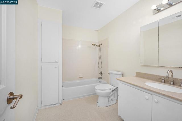 5450 Concord Blvd, Concord CA: https://media.crmls.org/mediaz/c544546d-746d-4e72-b1df-b3b768881d35.jpg
