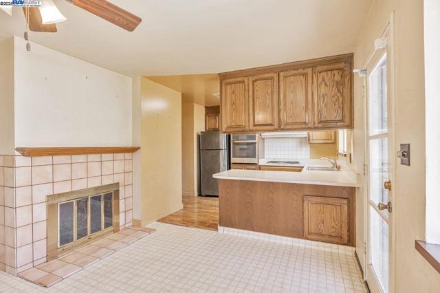 40122 Besco Dr, Fremont CA: https://media.crmls.org/mediaz/c5459b63-e885-478f-a3f1-67edd96c3e11.jpg