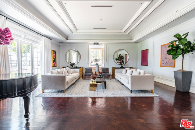 727 N Alta Drive, Beverly Hills CA: https://media.crmls.org/mediaz/c545c861-7a6f-4707-bb1a-dd72fd231846.jpg