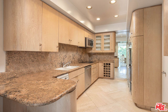 9255 Doheny Road, 905 photo 4