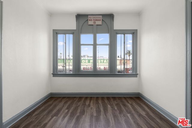 225 W Adams Boulevard, Los Angeles CA: https://media.crmls.org/mediaz/c546af24-29cc-4991-be80-57de47d253b6.jpg