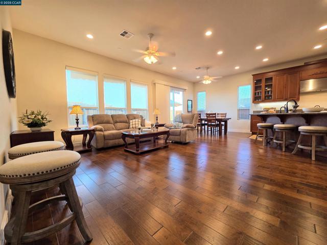 1735 Veneto Ln, Brentwood CA: https://media.crmls.org/mediaz/c54785c0-8e71-49fc-8ac4-e6c1d9d4cdd6.jpg