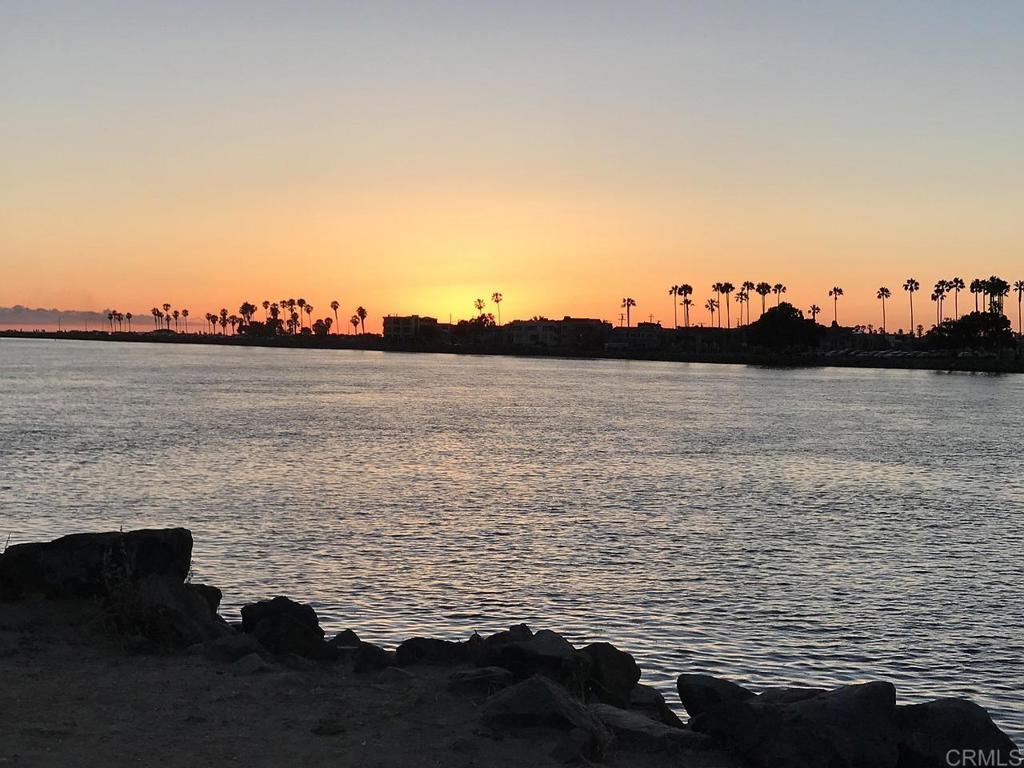 https://media.crmls.org/mediaz/c5484f53-3238-4c97-8e39-0ec562f18bfa.jpg?preset=X-Large