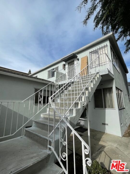 1533 Yale Street, Santa Monica CA: https://media.crmls.org/mediaz/c548813f-e738-4903-b23b-bf740652346d.jpg