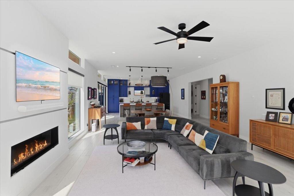 https://media.crmls.org/mediaz/c5490235-c782-4890-a635-31f1ed1edd60.jpg?preset=X-Large