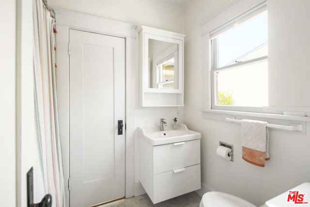 4989 Vincent Avenue, Los Angeles CA: https://media.crmls.org/mediaz/c54915aa-5904-4cb0-9d06-4ddaf56abaa6.jpg