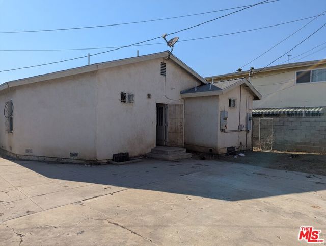 2134 8th Avenue, Los Angeles CA: https://media.crmls.org/mediaz/c54975bd-a38a-4685-bcf6-fd442dd6b4f1.jpg