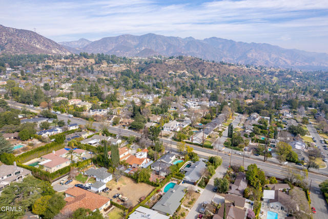 4917 Angeles Crest Highway, La Canada Flintridge CA: https://media.crmls.org/mediaz/c5499f33-d29f-4d15-99bd-30d5720279f9.jpg