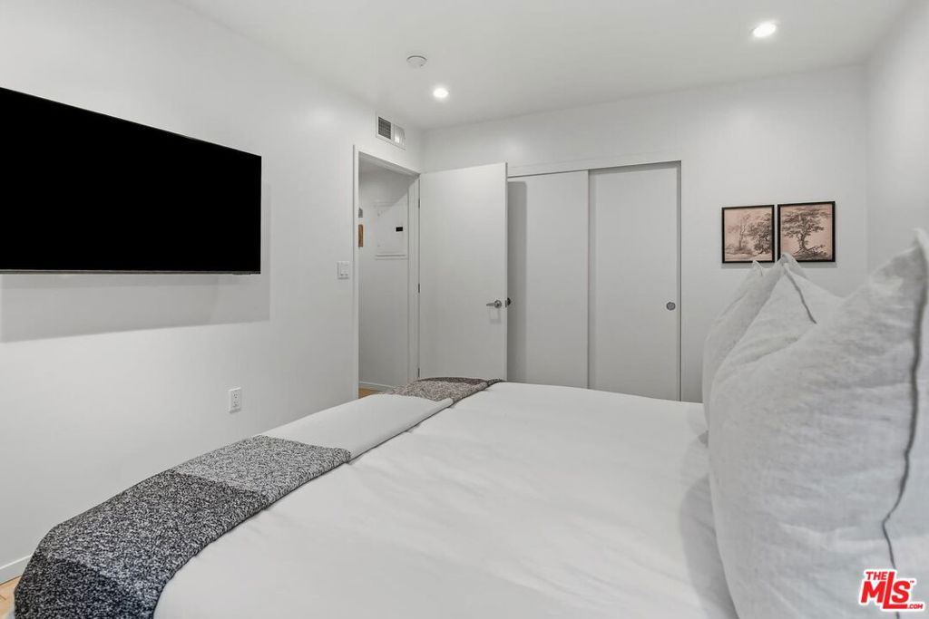 https://media.crmls.org/mediaz/c54a7423-9442-44ae-a1ec-e62b3ce199f9.jpg?preset=X-Large