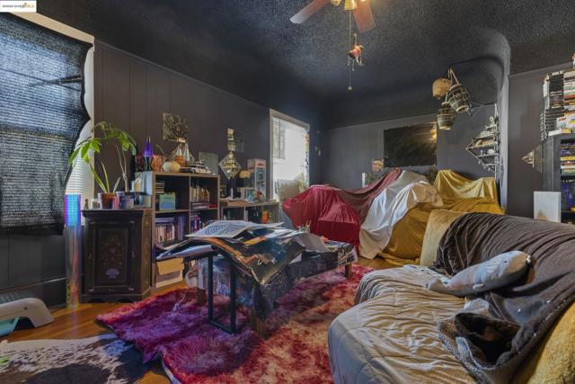 553 34Th St, Oakland CA: https://media.crmls.org/mediaz/c54ac20c-c914-45ea-b10f-94b235fad1ac.jpg