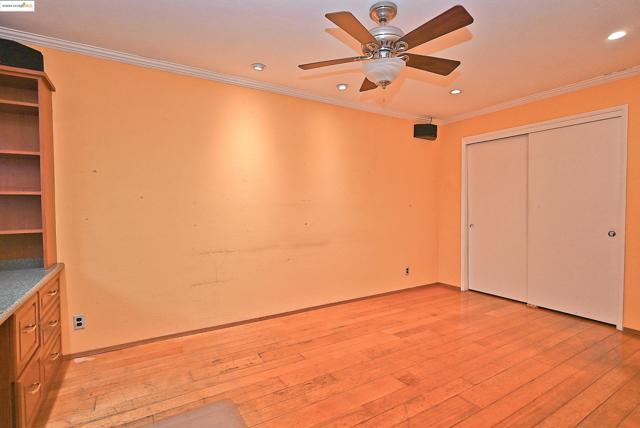 44 Oak Hill Cir, Oakland CA: https://media.crmls.org/mediaz/c54d0083-ddf7-465a-97c1-6ec6bcbcd74b.jpg