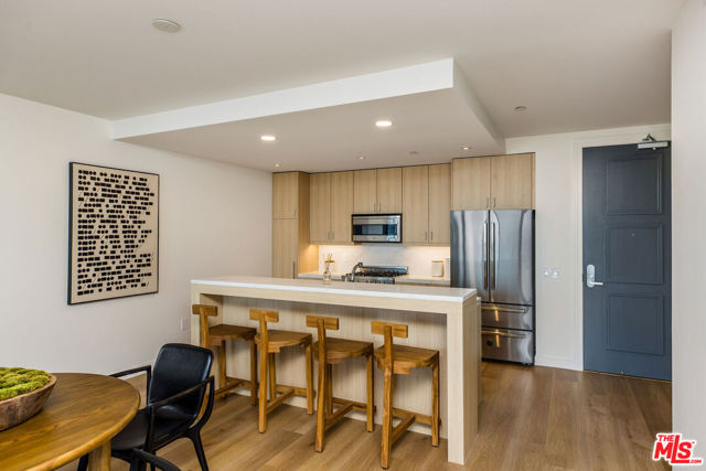 8500 Burton Way, Los Angeles CA: https://media.crmls.org/mediaz/c54d189b-f042-4b71-936f-b2830248f040.jpg