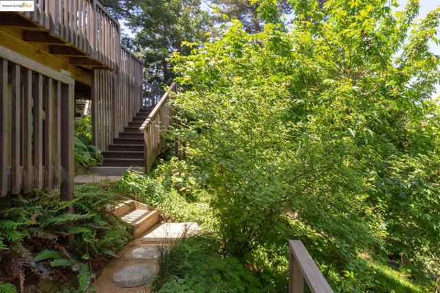 20 Ascot Ct, Oakland CA: https://media.crmls.org/mediaz/c54f64be-fd7e-4e49-af13-c79760778259.jpg