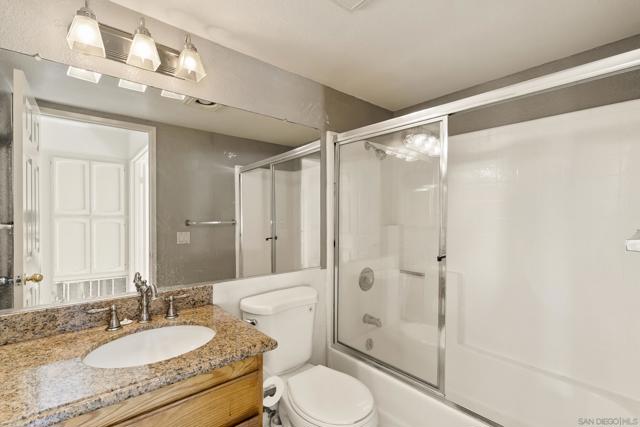 2332 Back Nine St, Oceanside CA: https://media.crmls.org/mediaz/c5506355-ebd4-4fc0-a9d4-262401092052.jpg