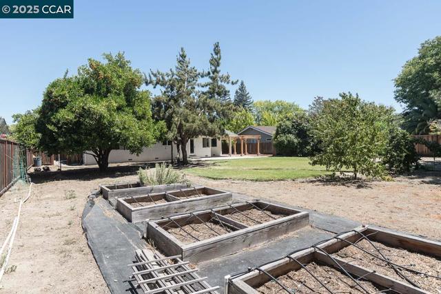 881 Autumn Dr, Walnut Creek CA: https://media.crmls.org/mediaz/c55200b6-67a2-45b6-a7e4-04bacd507359.jpg