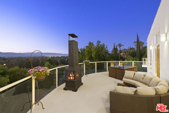 22449 Cass Avenue, Woodland Hills CA: https://media.crmls.org/mediaz/c553a2f1-5381-496b-a913-dc92d0f0dd9c.jpg