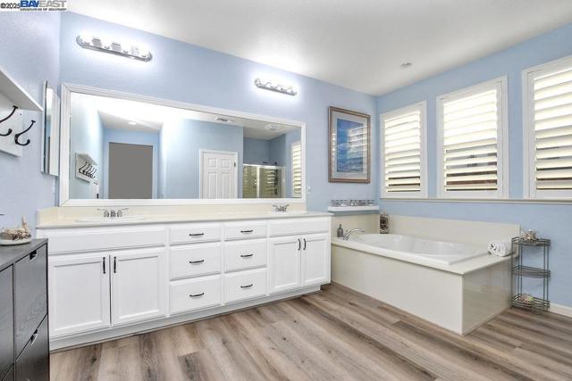 675 Merritt Ct, Discovery Bay CA: https://media.crmls.org/mediaz/c5559451-3801-4254-8d8d-432ea8e6ed2d.jpg