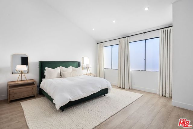 5254 Yarmouth Avenue, Encino CA: https://media.crmls.org/mediaz/c5561292-d23a-4f85-9495-5aff04ed76a6.jpg