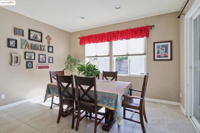 124 Clear Lake Ct, Oakley CA: https://media.crmls.org/mediaz/c5576a41-0f2c-40bd-a713-99ddc726f9c6.jpg