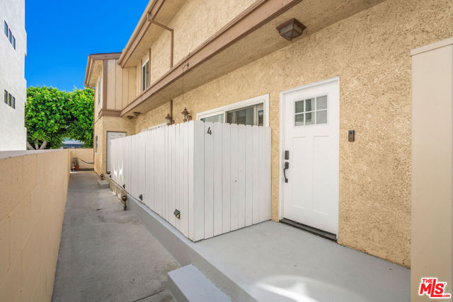 13948 Moorpark Street, Sherman Oaks CA: https://media.crmls.org/mediaz/c557e273-4f27-410e-8b2b-1875d23c4300.jpg