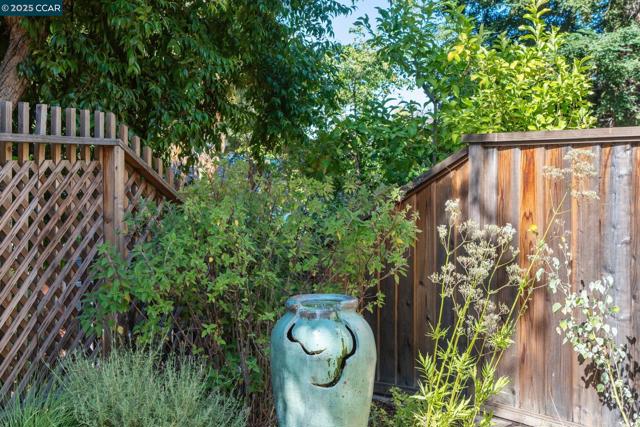 332 Kinross Dr, Walnut Creek CA: https://media.crmls.org/mediaz/c558ab33-249d-48f0-a0f8-08d46724dac1.jpg