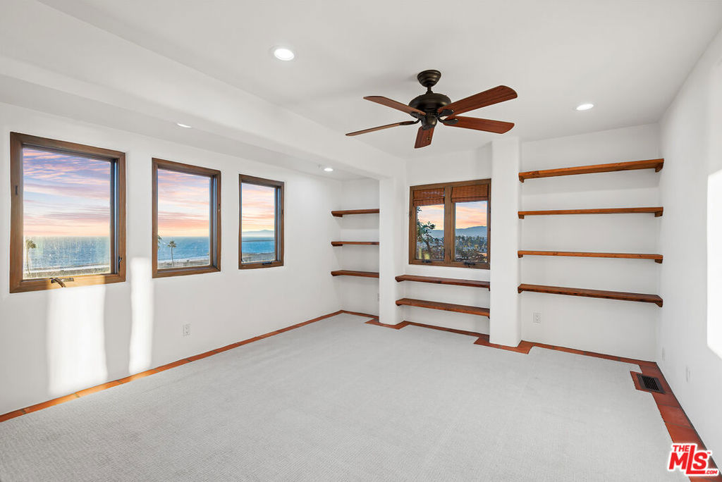 https://media.crmls.org/mediaz/c558ad79-8652-4fd1-b178-646cd5625ec8.jpg?preset=X-Large