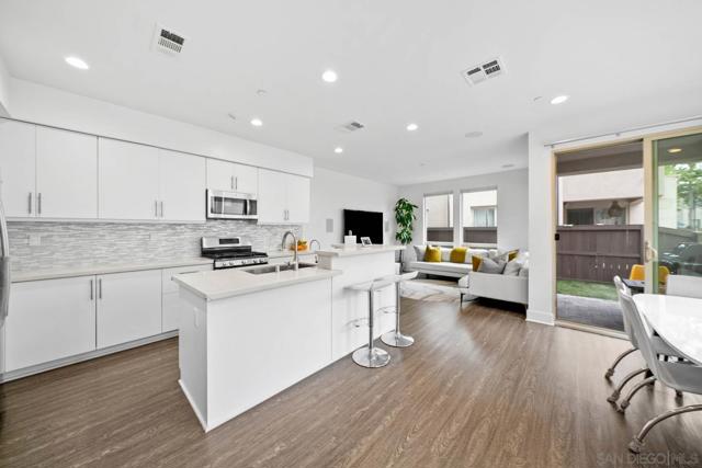 2335 Aperture Circle, San Diego CA: https://media.crmls.org/mediaz/c558e853-5701-461c-b9e3-99074282eb7a.jpg