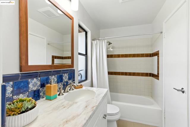 5321 Miles Ave, Oakland CA: https://media.crmls.org/mediaz/c5590614-f653-4d06-8601-1a107b0d6ef0.jpg