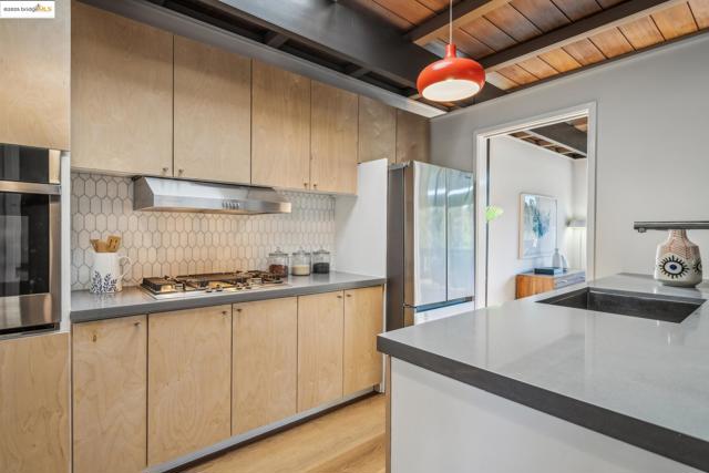 5855 Chelton Dr, Oakland CA: https://media.crmls.org/mediaz/c55967cd-4fa8-44dd-8dcb-8c4c470c304b.jpg