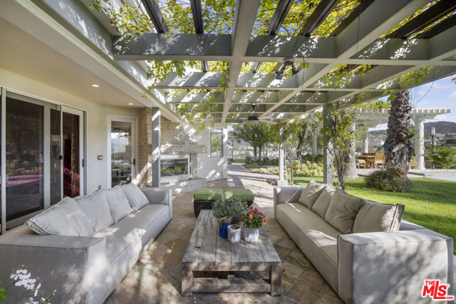 4001 Clarinda Drive, Tarzana CA: https://media.crmls.org/mediaz/c5599de5-5267-4245-ab7a-3ded68640fdd.jpg