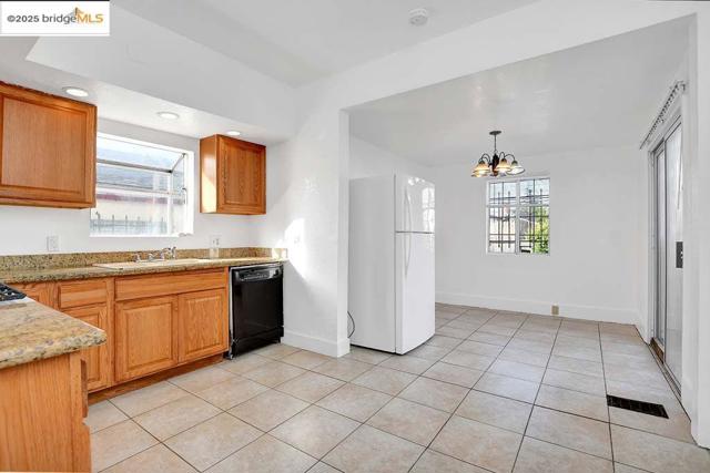 5540 E 17Th St, Oakland CA: https://media.crmls.org/mediaz/c55a9b34-0098-43a8-b472-2193ba3fccc4.jpg